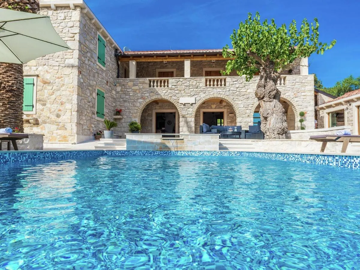 Gorgeous Villa In Sukosan With Sauna & Pool